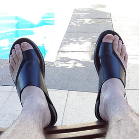 mens toe loop flip flops